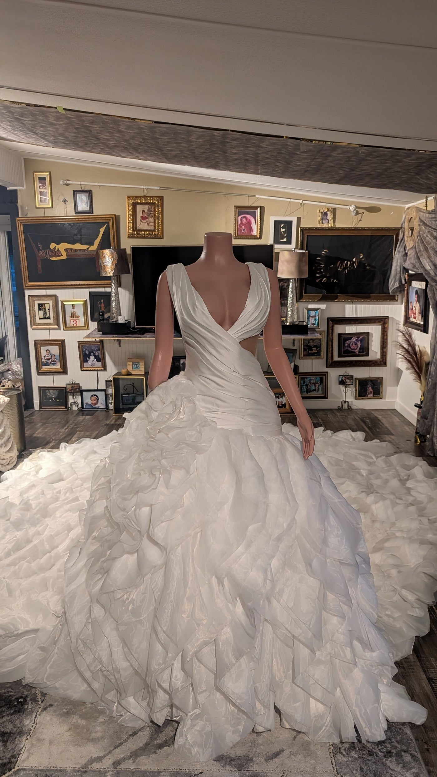 Luxury Rhinestone Ruffle Crystal Wedding Gown 2